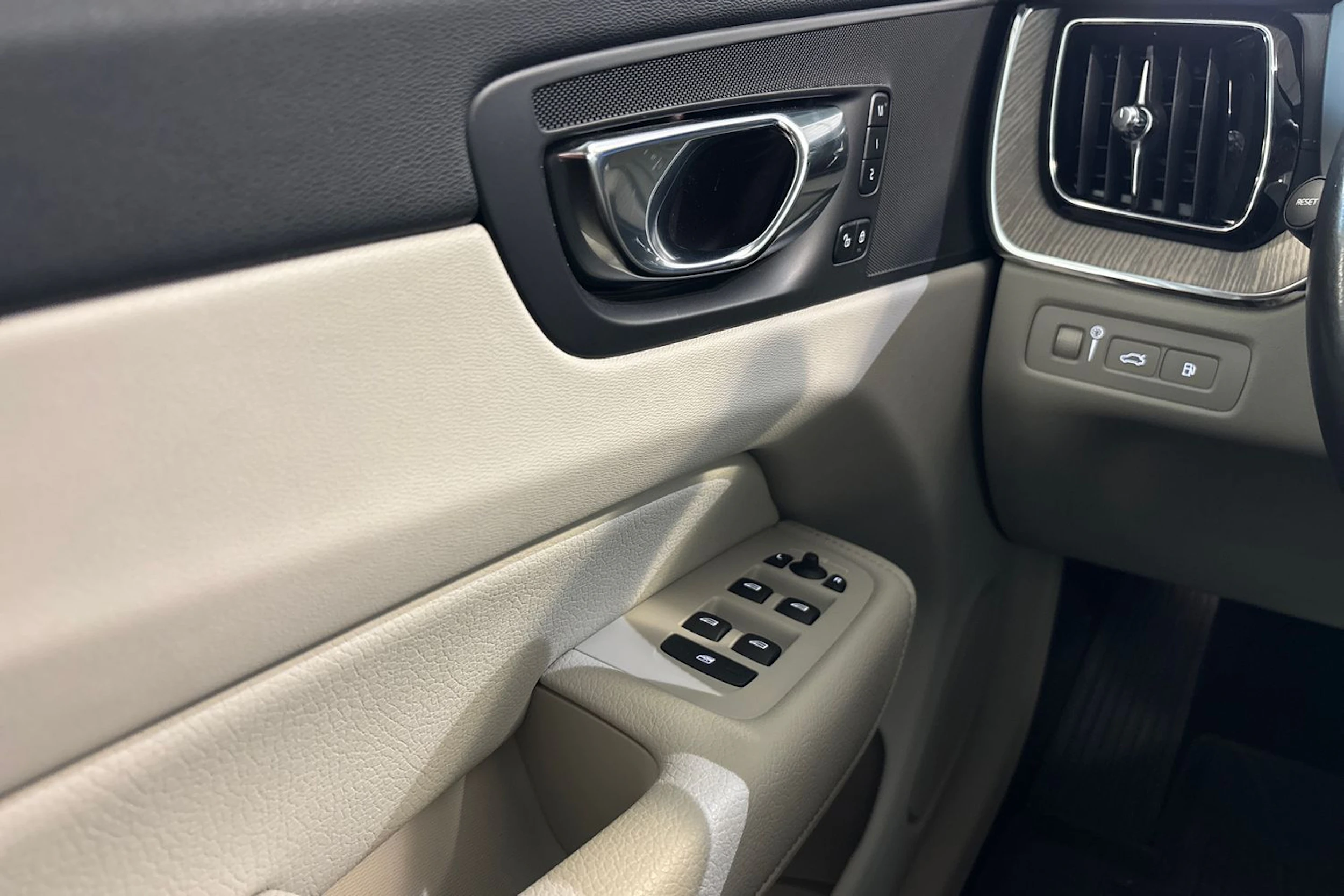 punainen Volvo XC60 2022 kuva 20.