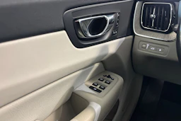 punainen Volvo XC60 2022 kuva 20.