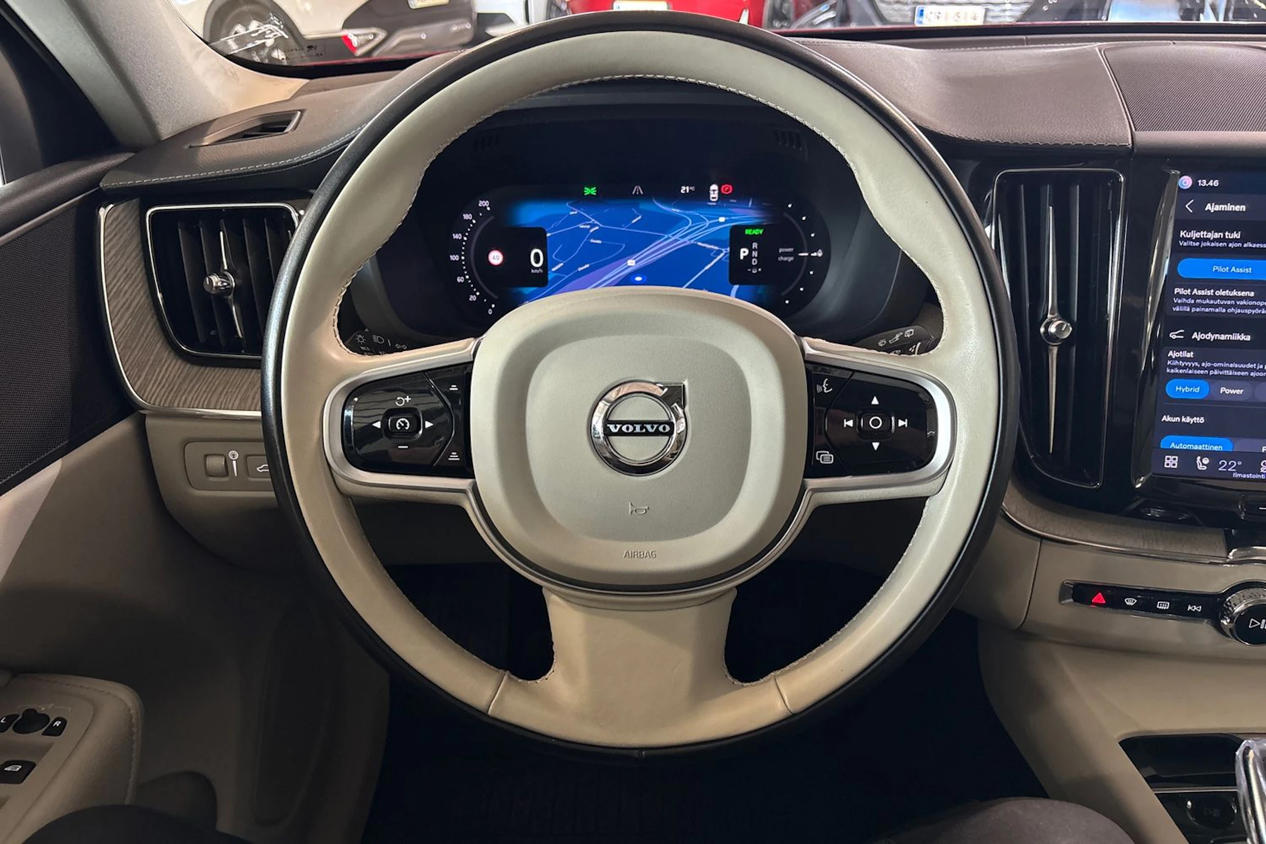 punainen Volvo XC60 2022 kuva 21.