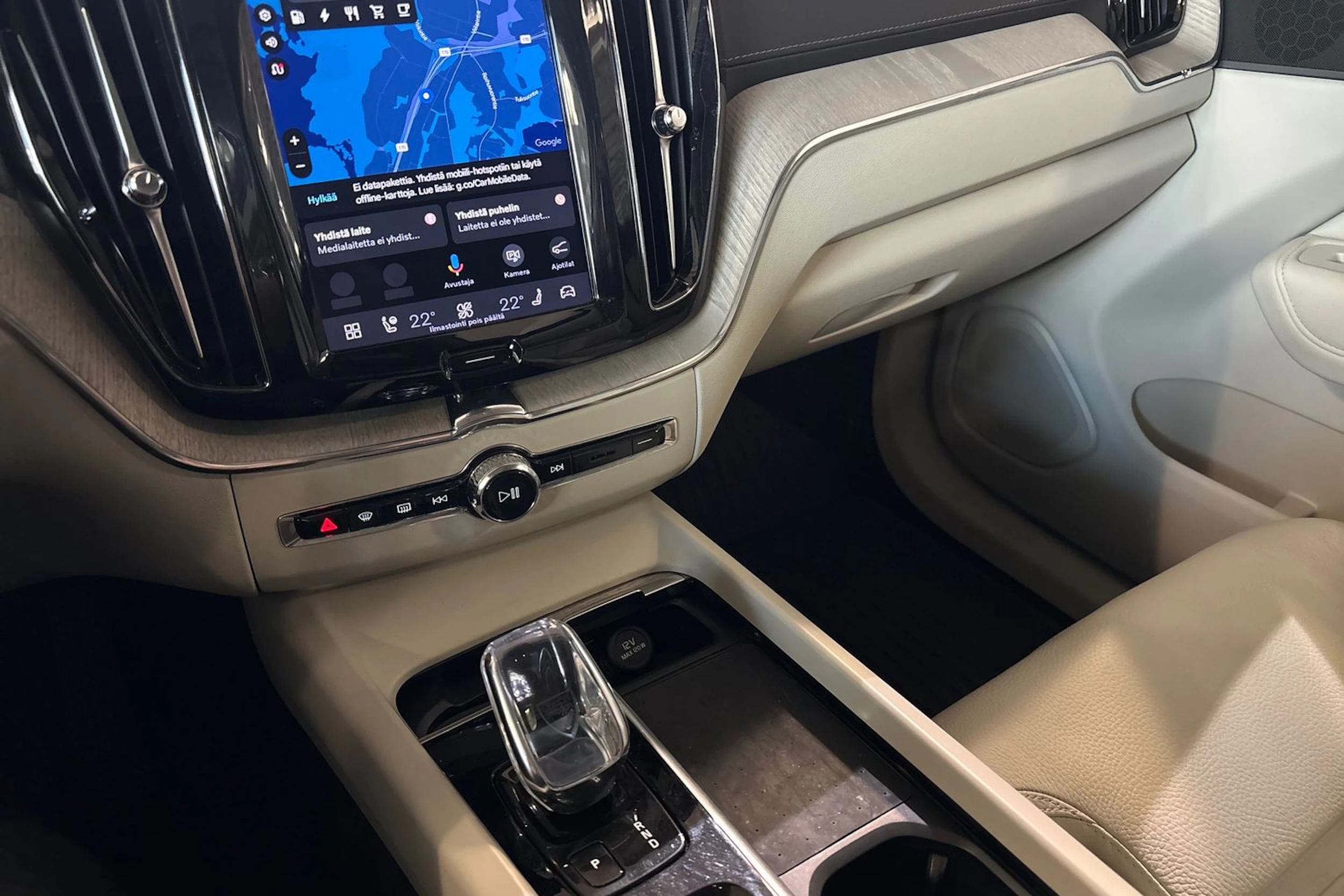 punainen Volvo XC60 2022 kuva 24.