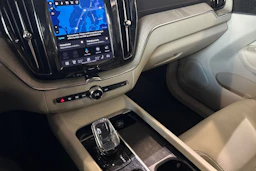punainen Volvo XC60 2022 kuva 24.