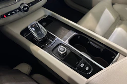 punainen Volvo XC60 2022 kuva 25.