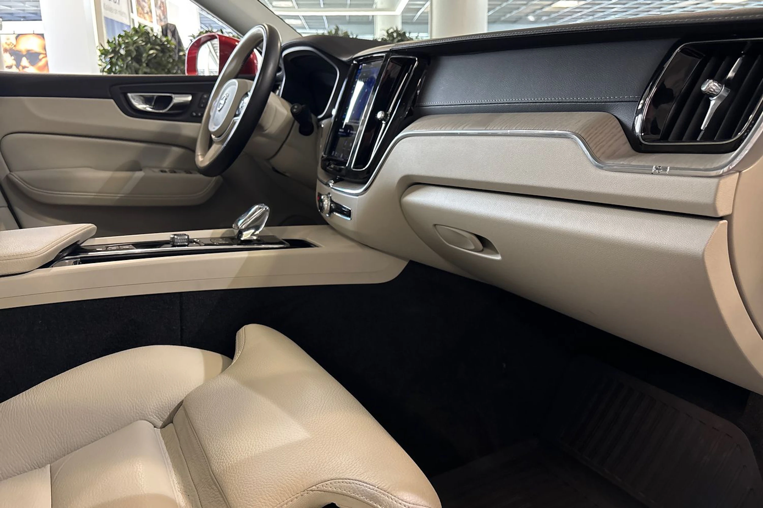 punainen Volvo XC60 2022 kuva 27.