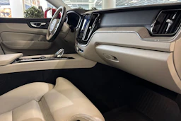 punainen Volvo XC60 2022 kuva 27.