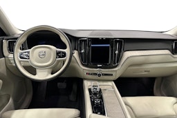 punainen Volvo XC60 2022 kuva 9.