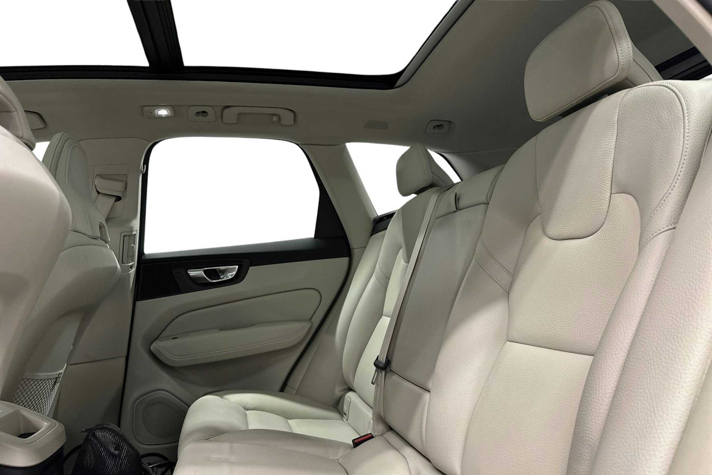 punainen Volvo XC60 2022 kuva 10.