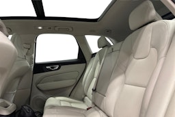 punainen Volvo XC60 2022 kuva 10.