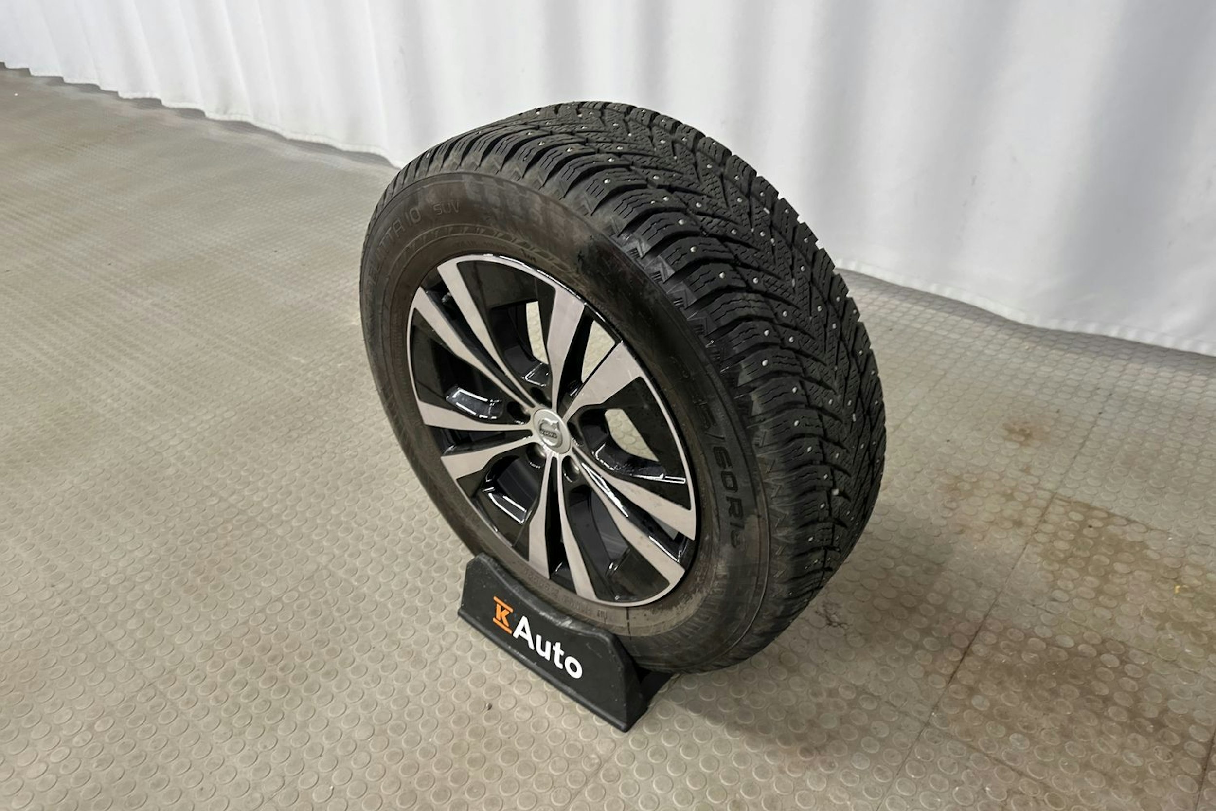 punainen Volvo XC60 2022 kuva 13.
