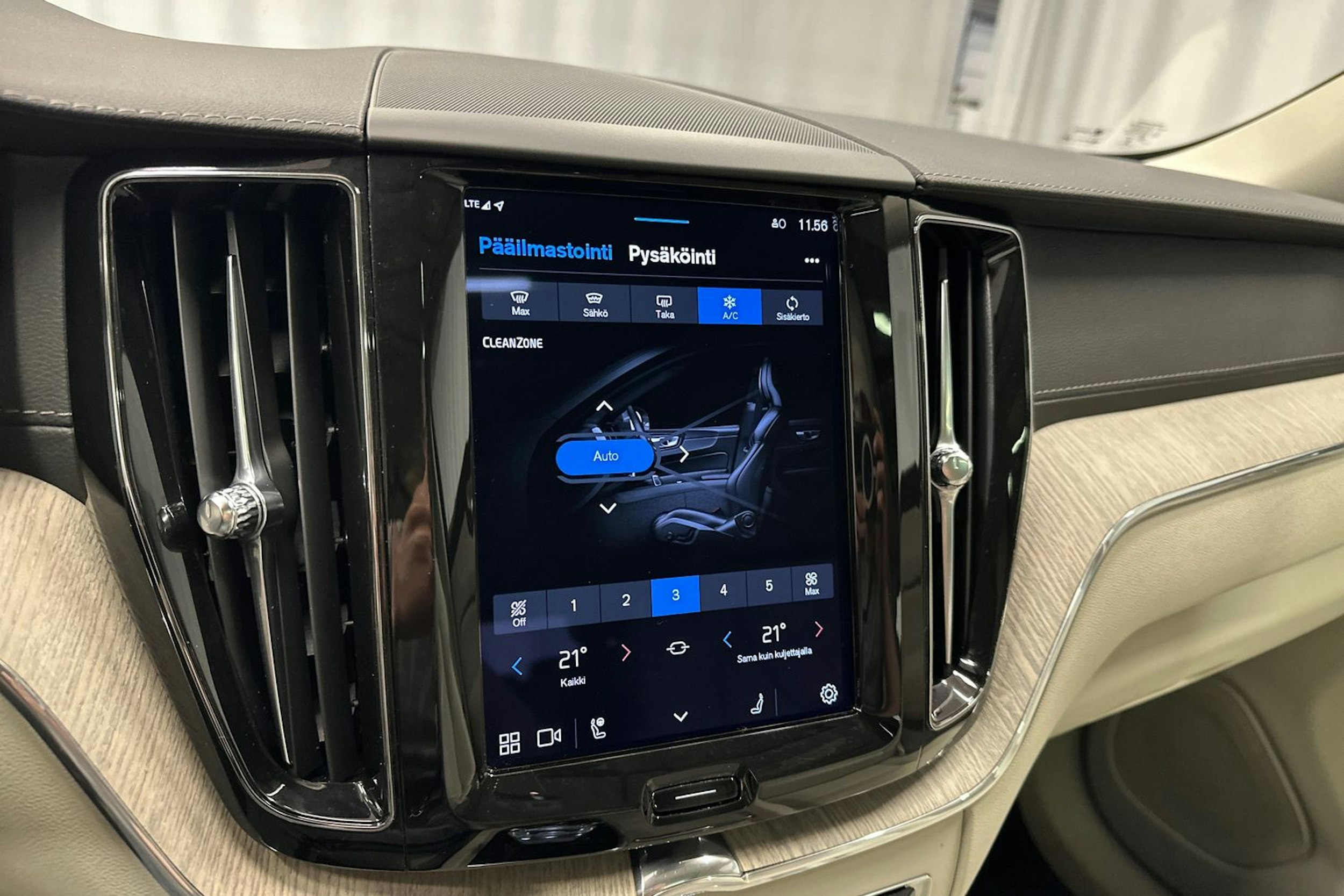 punainen Volvo XC60 2022 kuva 18.