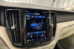 punainen Volvo XC60 2022 kuva 18.