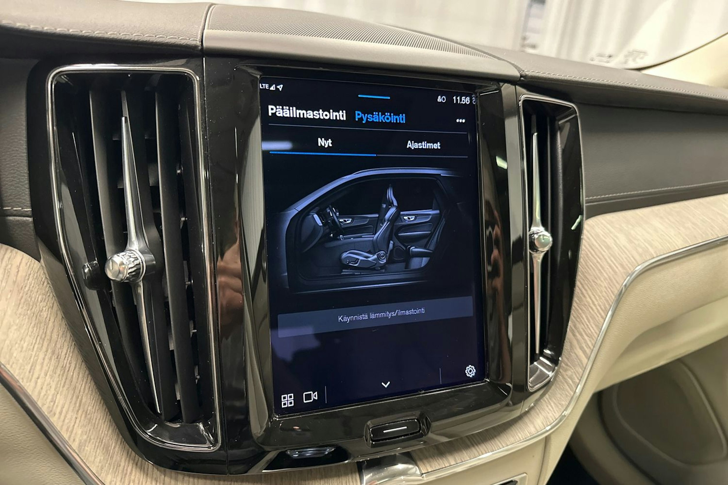 punainen Volvo XC60 2022 kuva 19.
