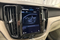 punainen Volvo XC60 2022 kuva 19.