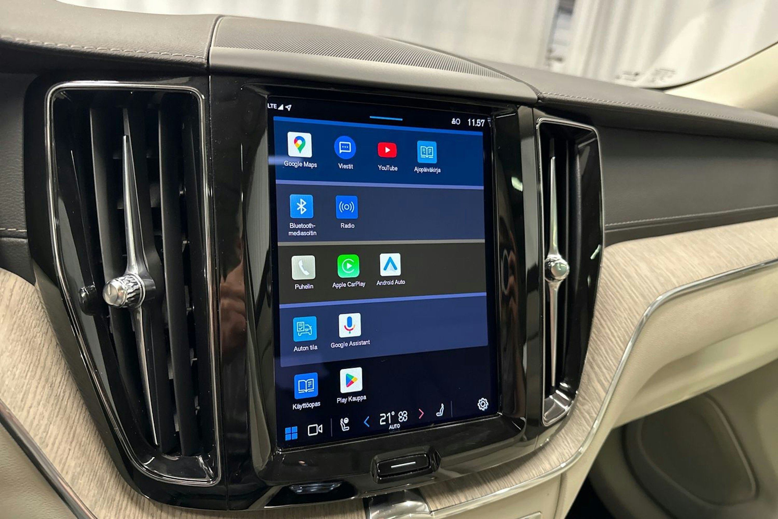 punainen Volvo XC60 2022 kuva 20.