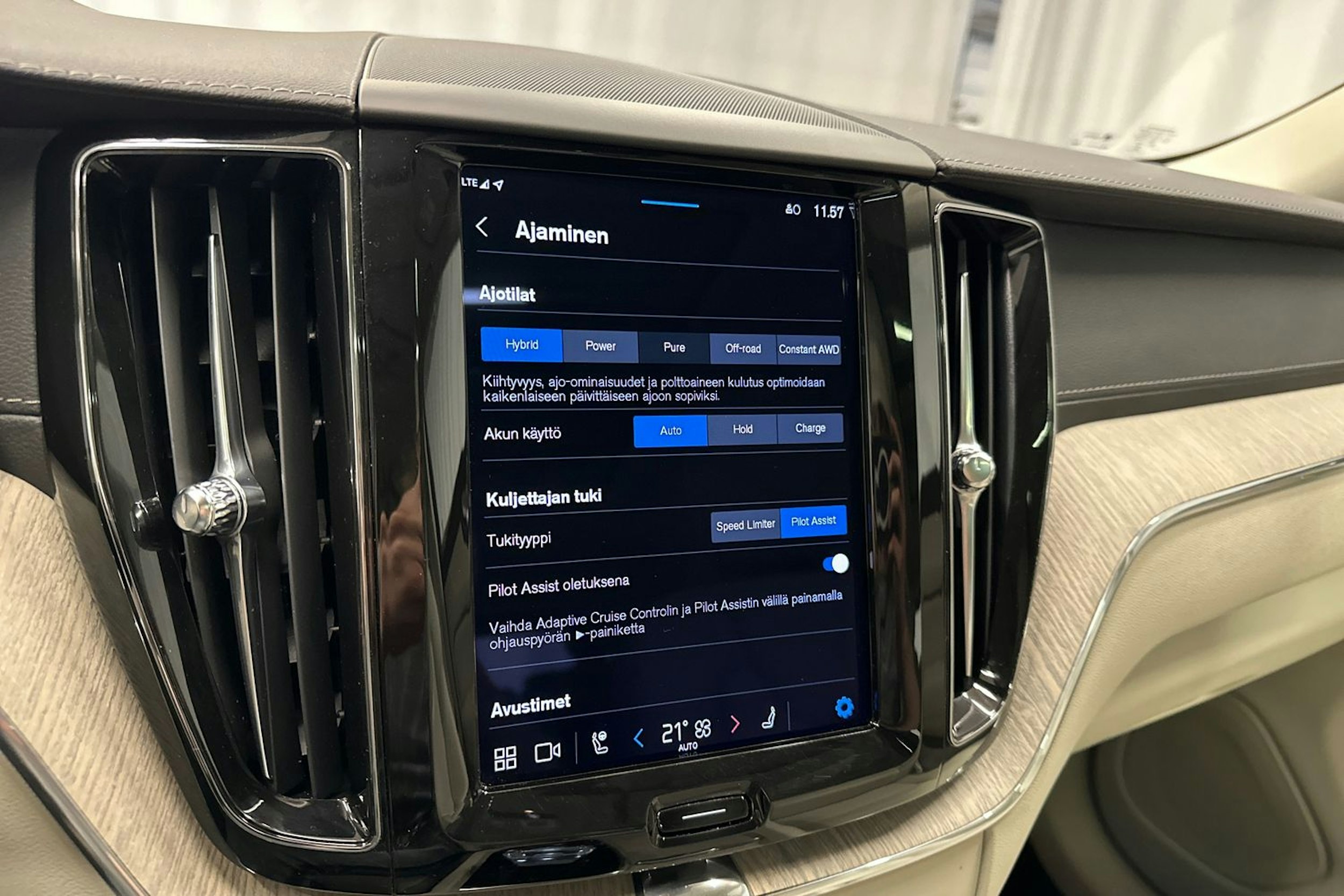 punainen Volvo XC60 2022 kuva 21.