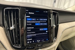 punainen Volvo XC60 2022 kuva 21.