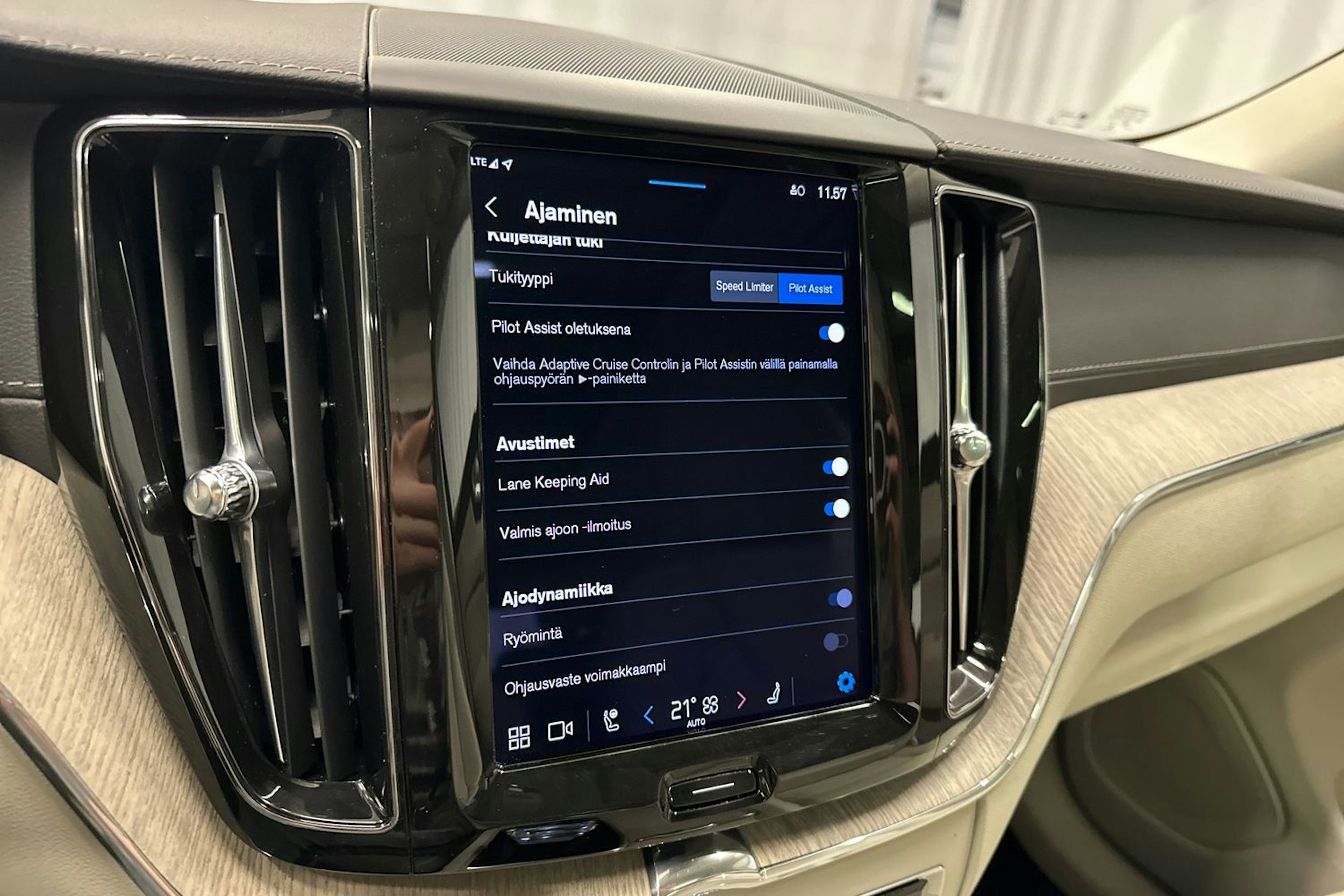 punainen Volvo XC60 2022 kuva 22.