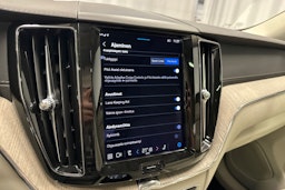 punainen Volvo XC60 2022 kuva 22.
