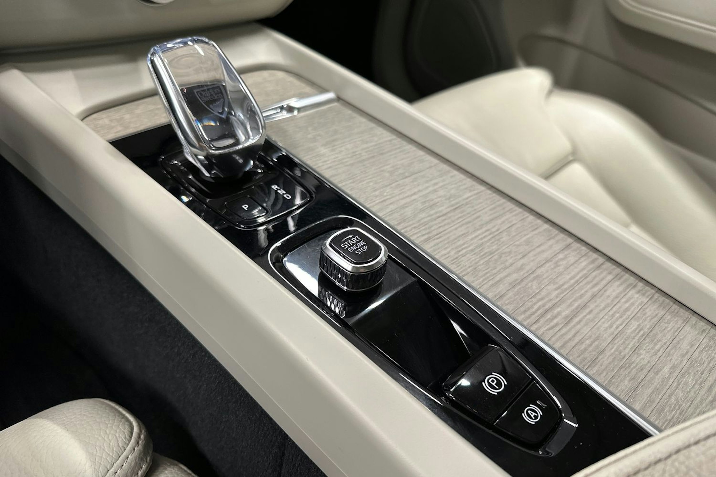 punainen Volvo XC60 2022 kuva 23.