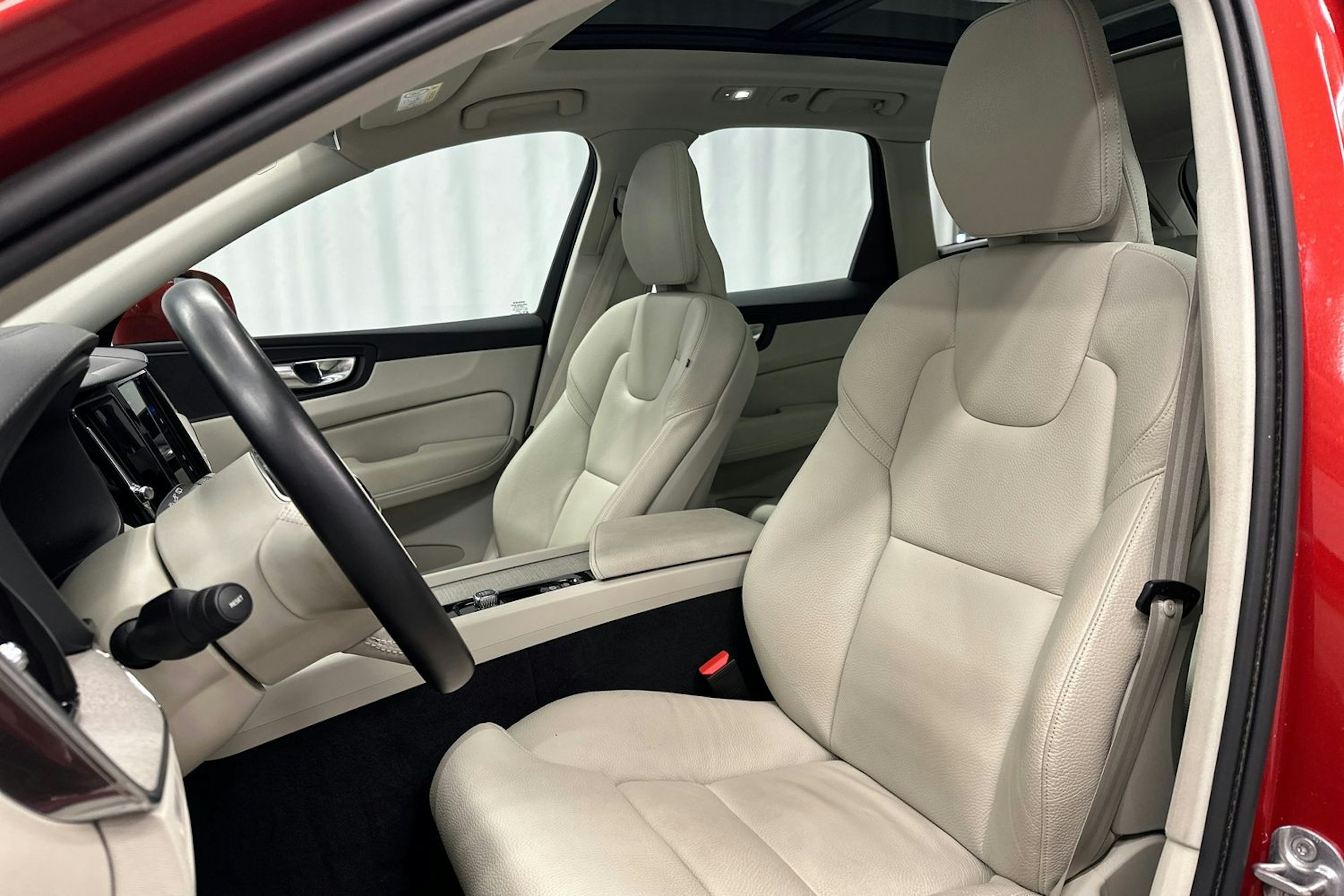 punainen Volvo XC60 2022 kuva 26.