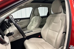 punainen Volvo XC60 2022 kuva 26.