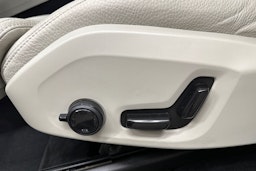 punainen Volvo XC60 2022 kuva 27.