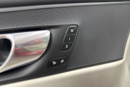 punainen Volvo XC60 2022 kuva 28.