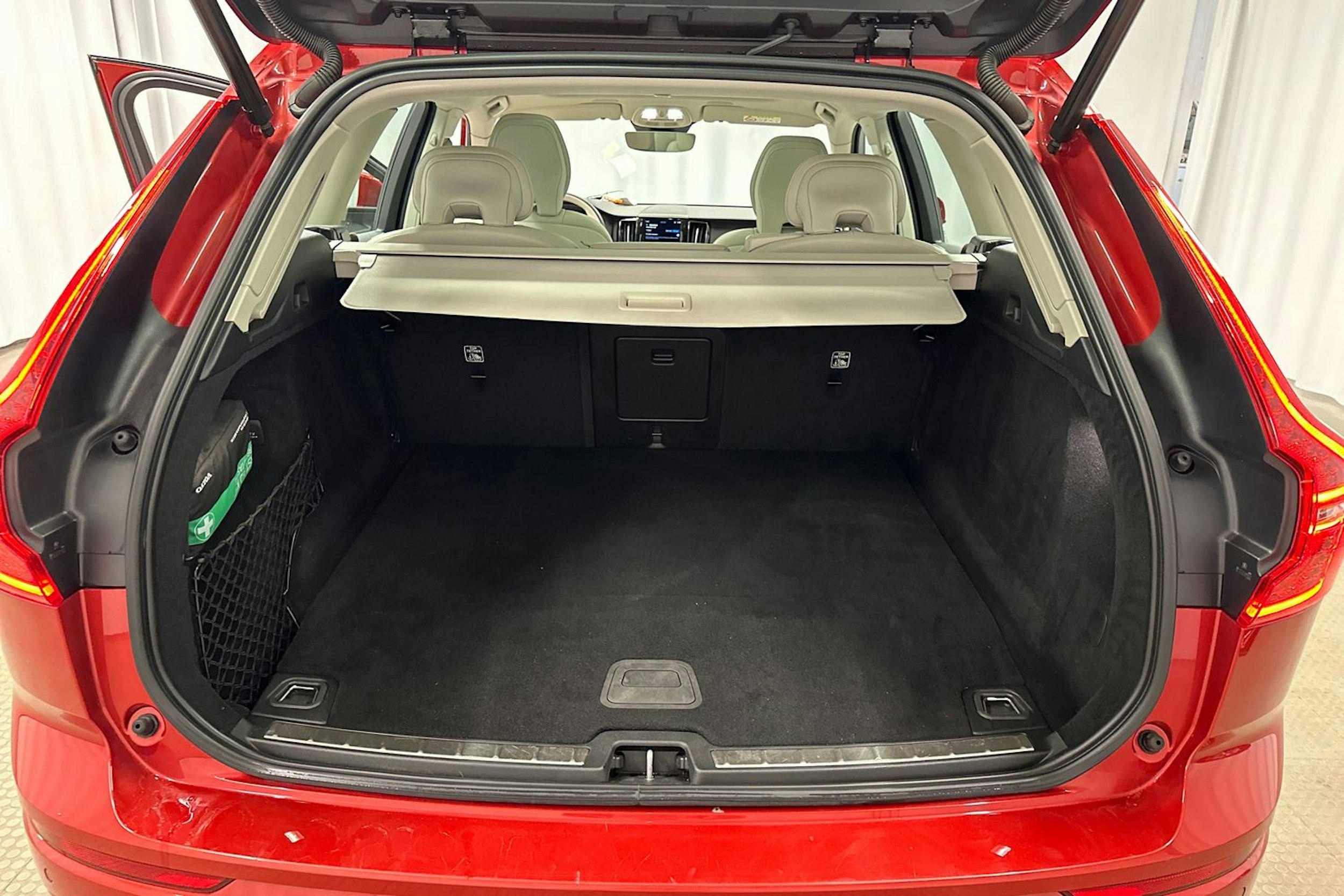 punainen Volvo XC60 2022 kuva 32.