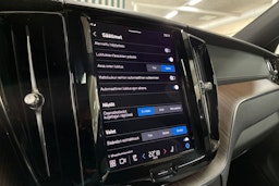 musta Volvo XC60 2022 kuva 28.
