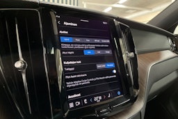 musta Volvo XC60 2022 kuva 29.