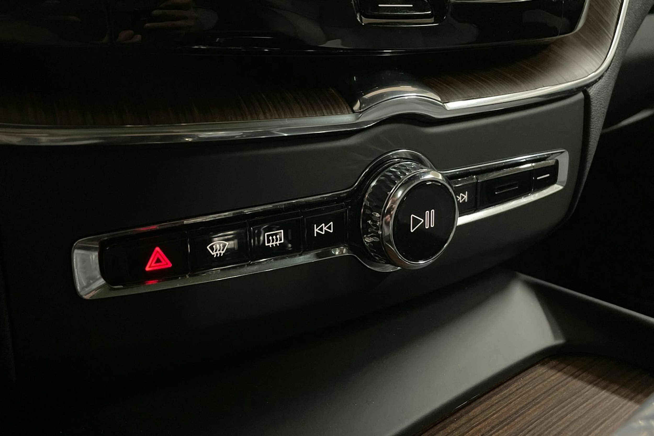 musta Volvo XC60 2022 kuva 33.