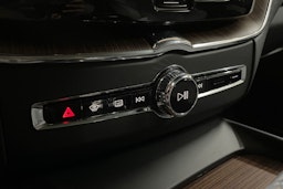 musta Volvo XC60 2022 kuva 33.