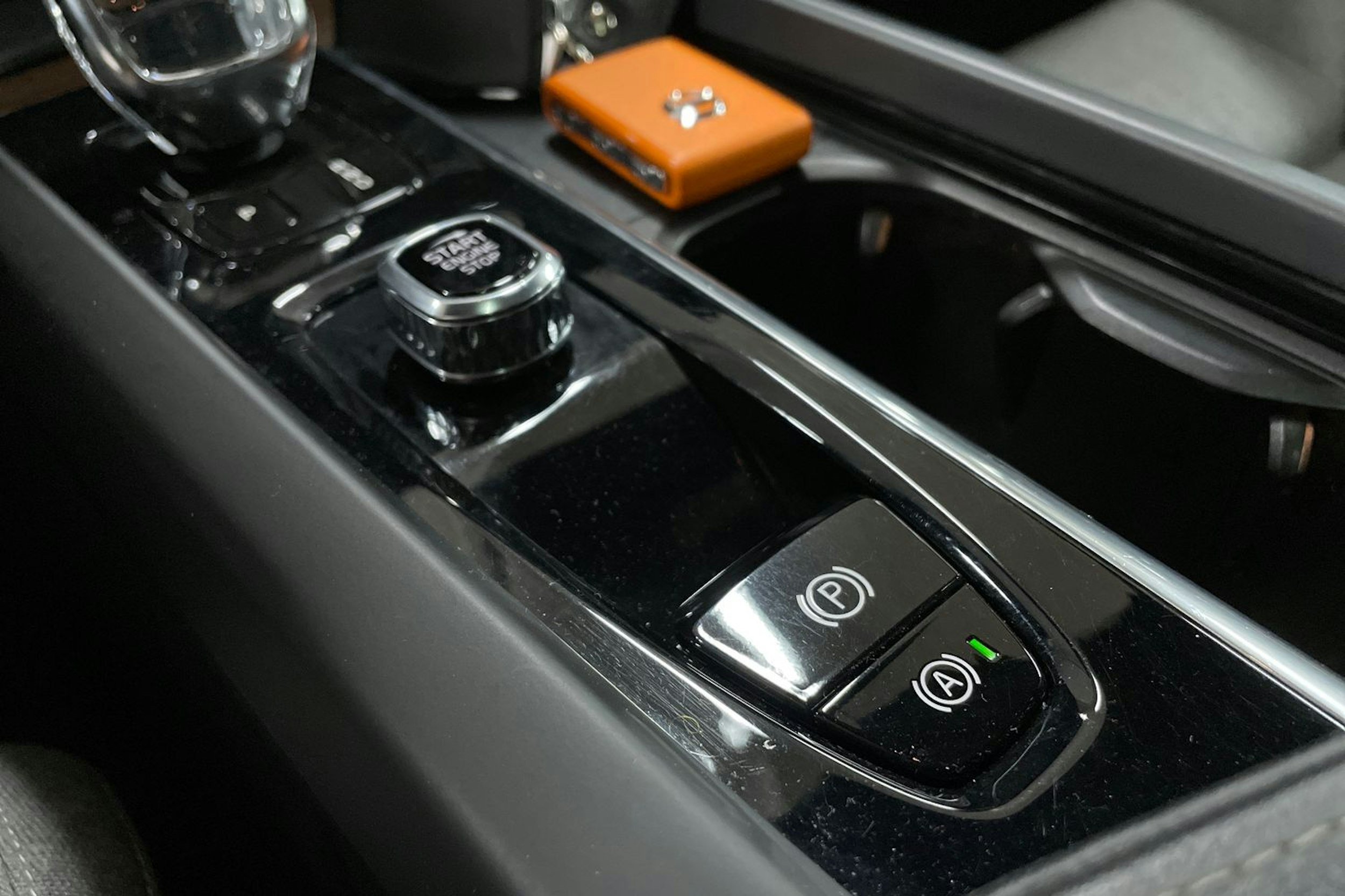 musta Volvo XC60 2022 kuva 36.