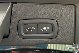 musta Volvo XC60 2022 kuva 38.
