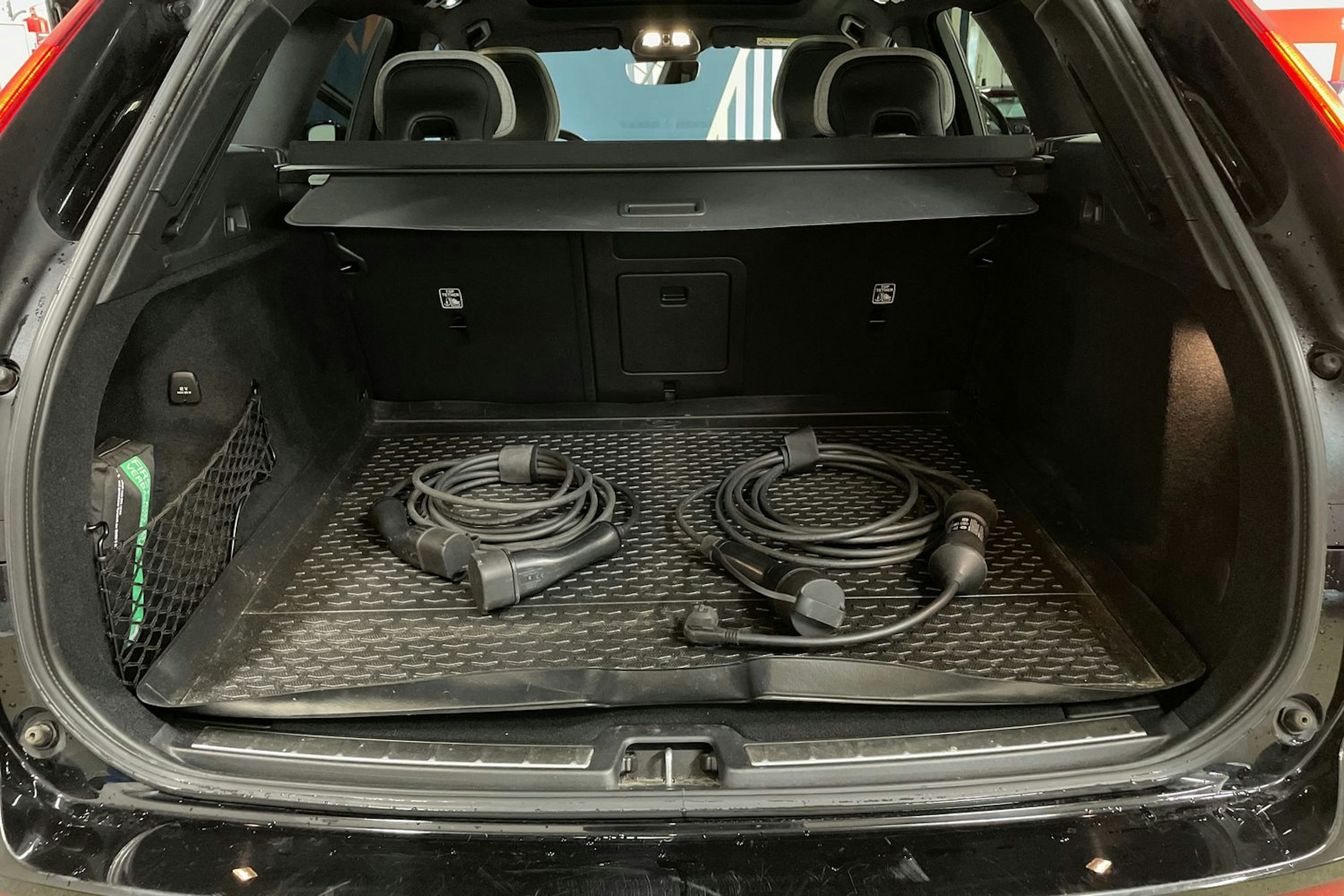 musta Volvo XC60 2022 kuva 39.