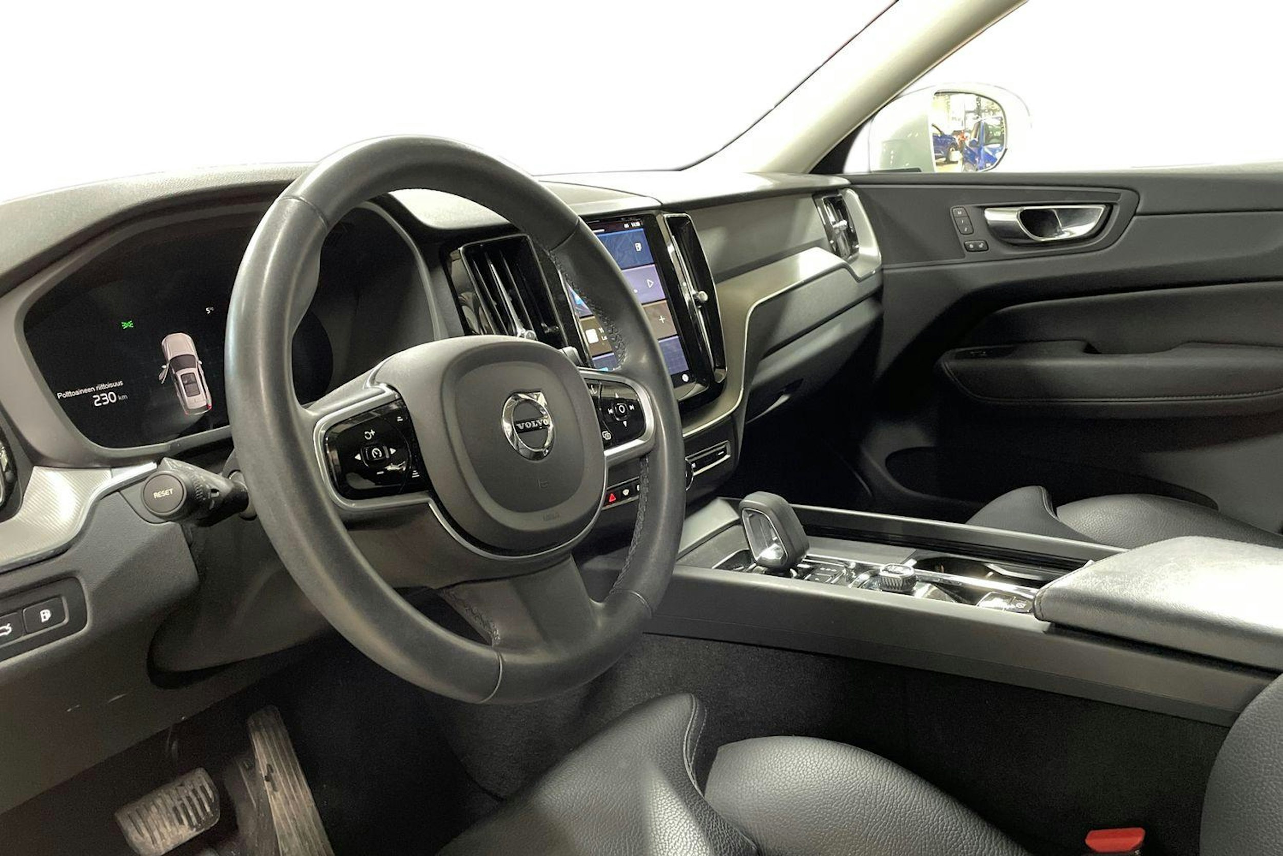 valkoinen Volvo XC60 2022 kuva 3.