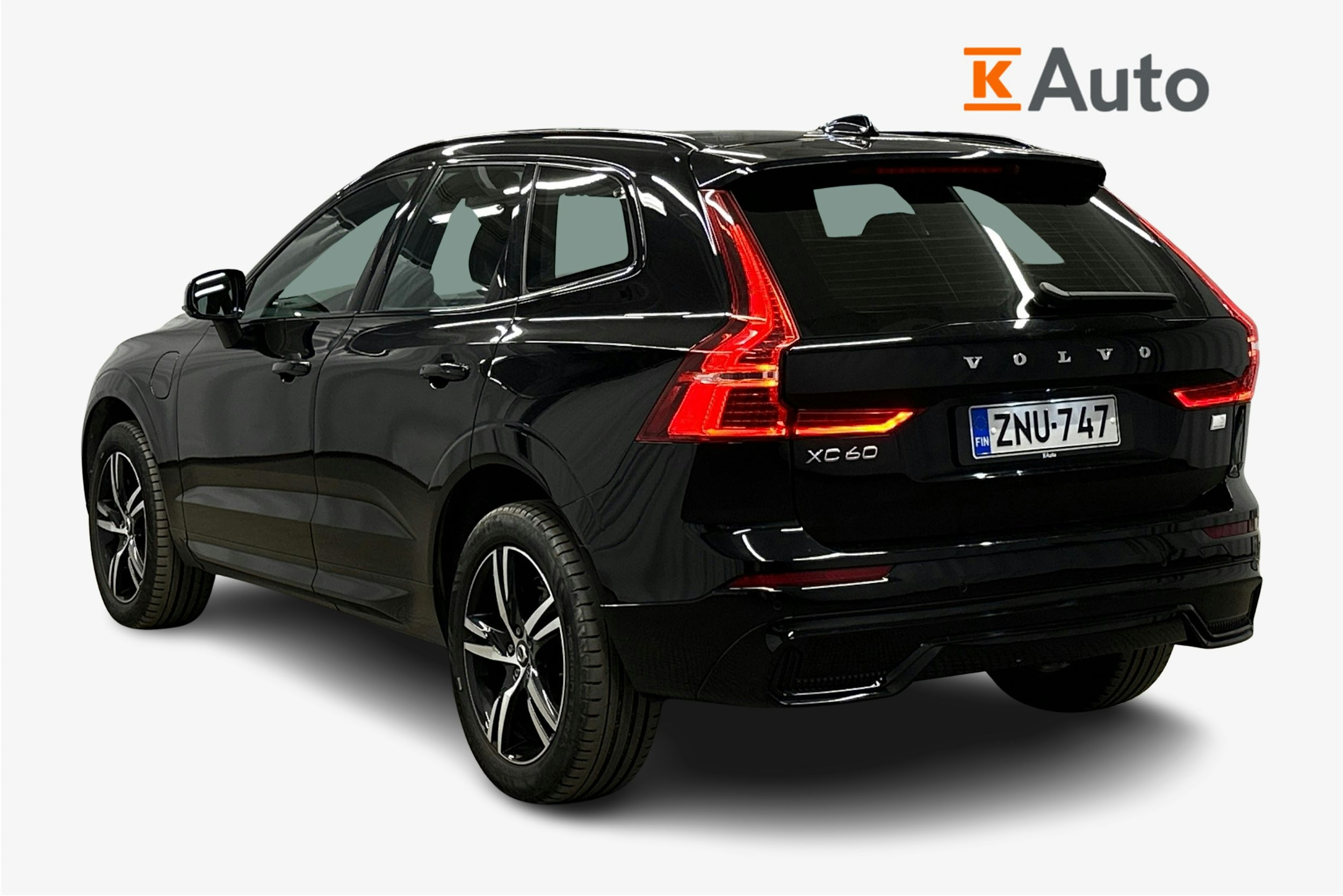 musta Volvo XC60 2022 kuva 2.