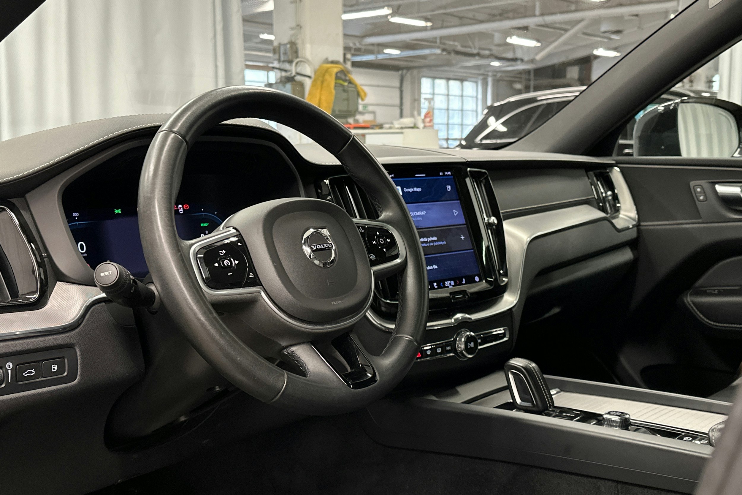 musta Volvo XC60 2022 kuva 6.
