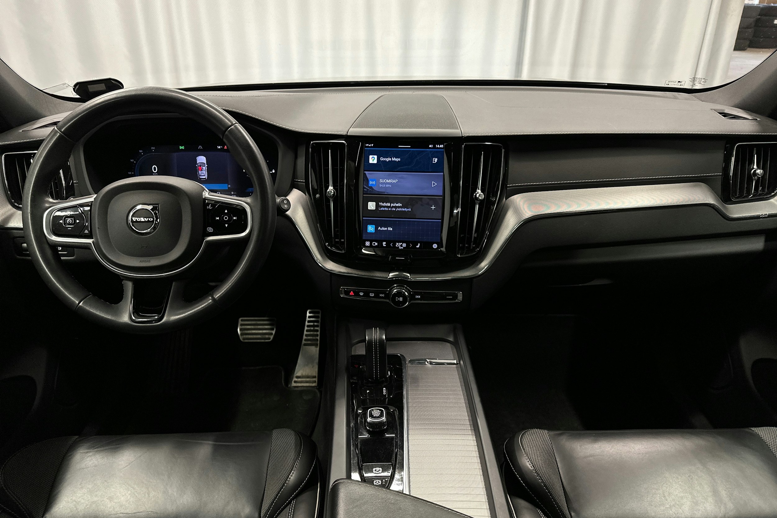 musta Volvo XC60 2022 kuva 7.