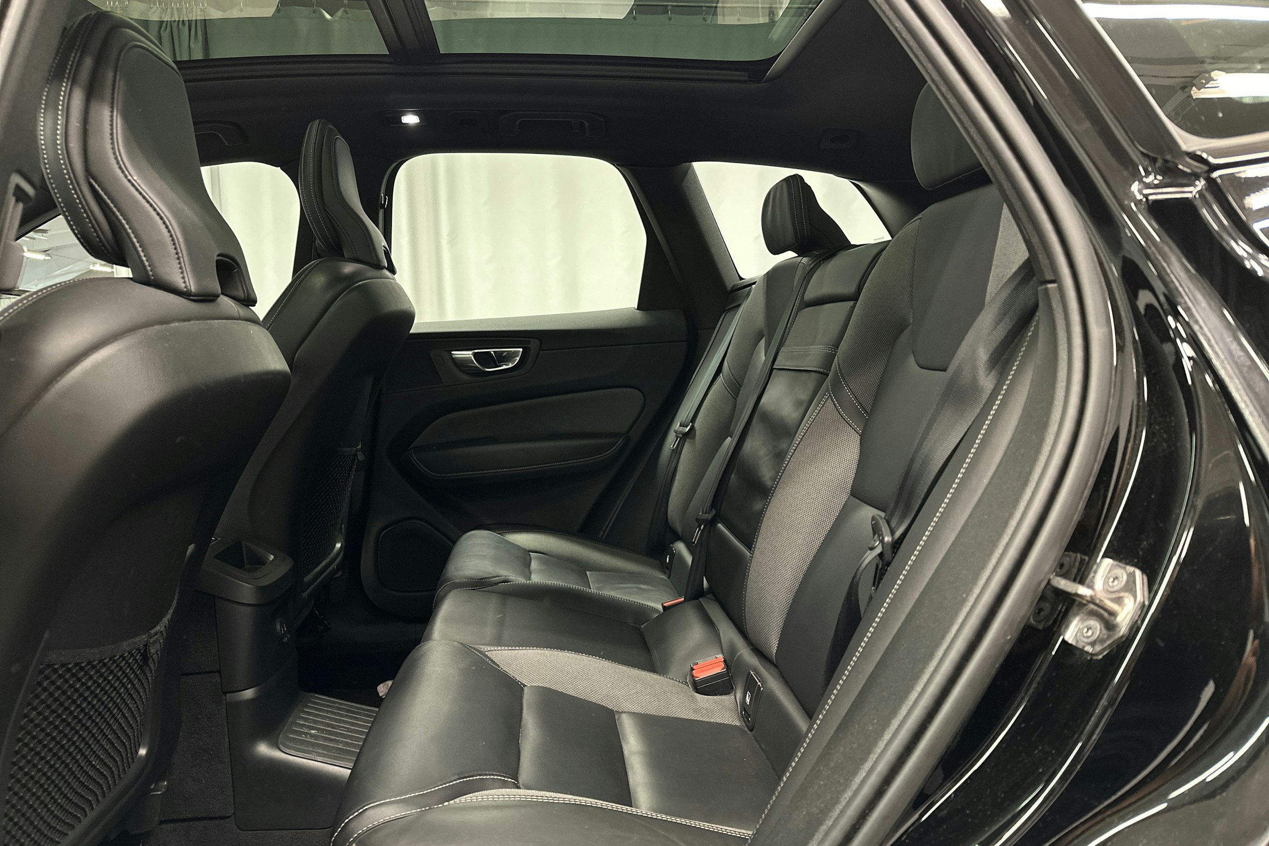 musta Volvo XC60 2022 kuva 8.