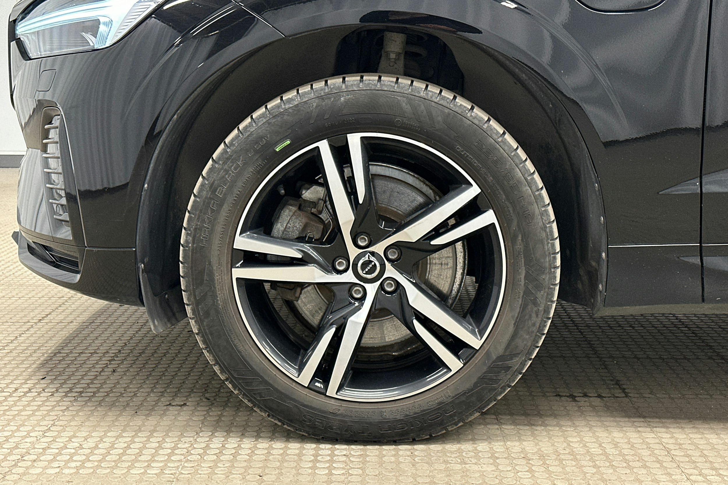 musta Volvo XC60 2022 kuva 9.