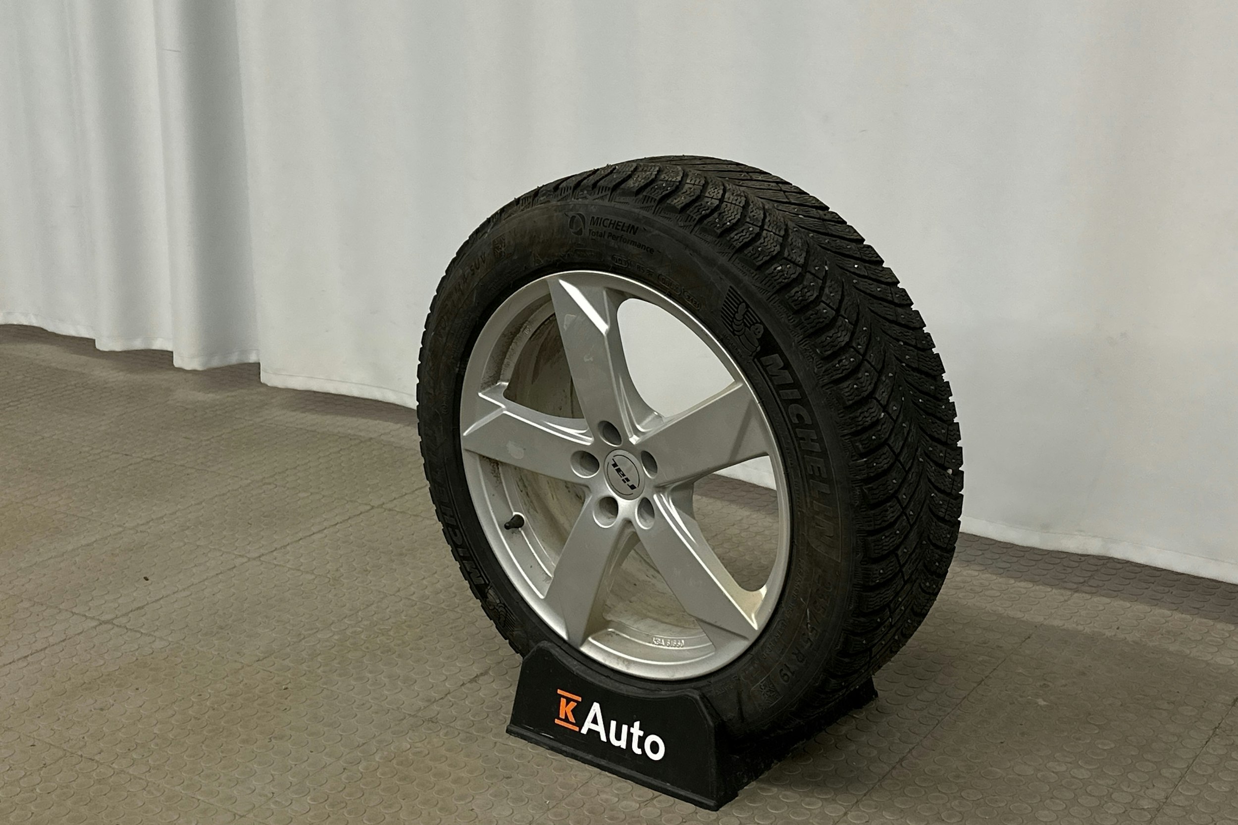 musta Volvo XC60 2022 kuva 10.