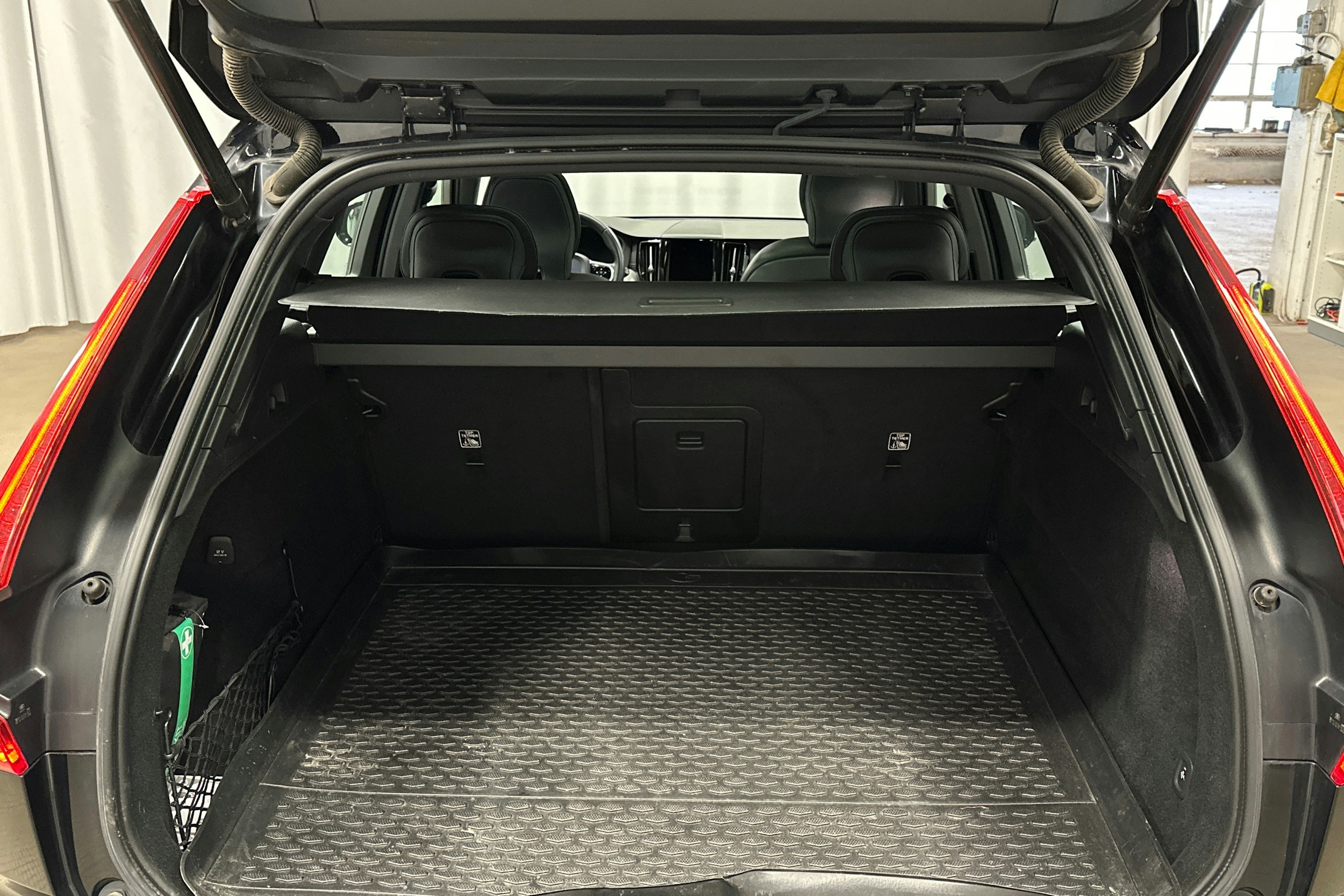 musta Volvo XC60 2022 kuva 11.