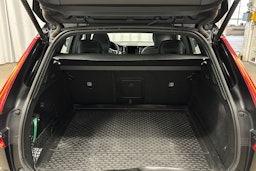 musta Volvo XC60 2022 kuva 11.