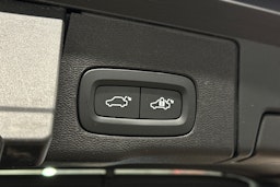 musta Volvo XC60 2022 kuva 13.