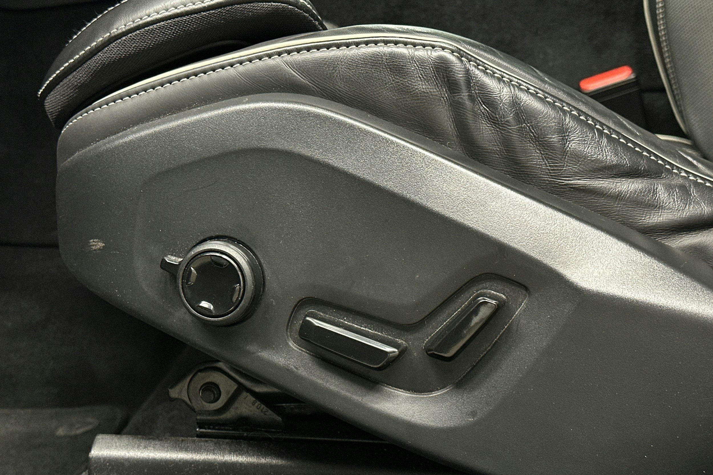 musta Volvo XC60 2022 kuva 14.