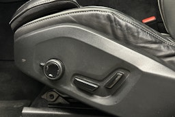 musta Volvo XC60 2022 kuva 14.