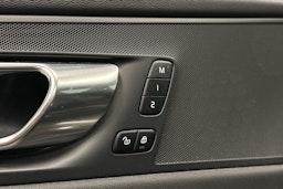 musta Volvo XC60 2022 kuva 15.