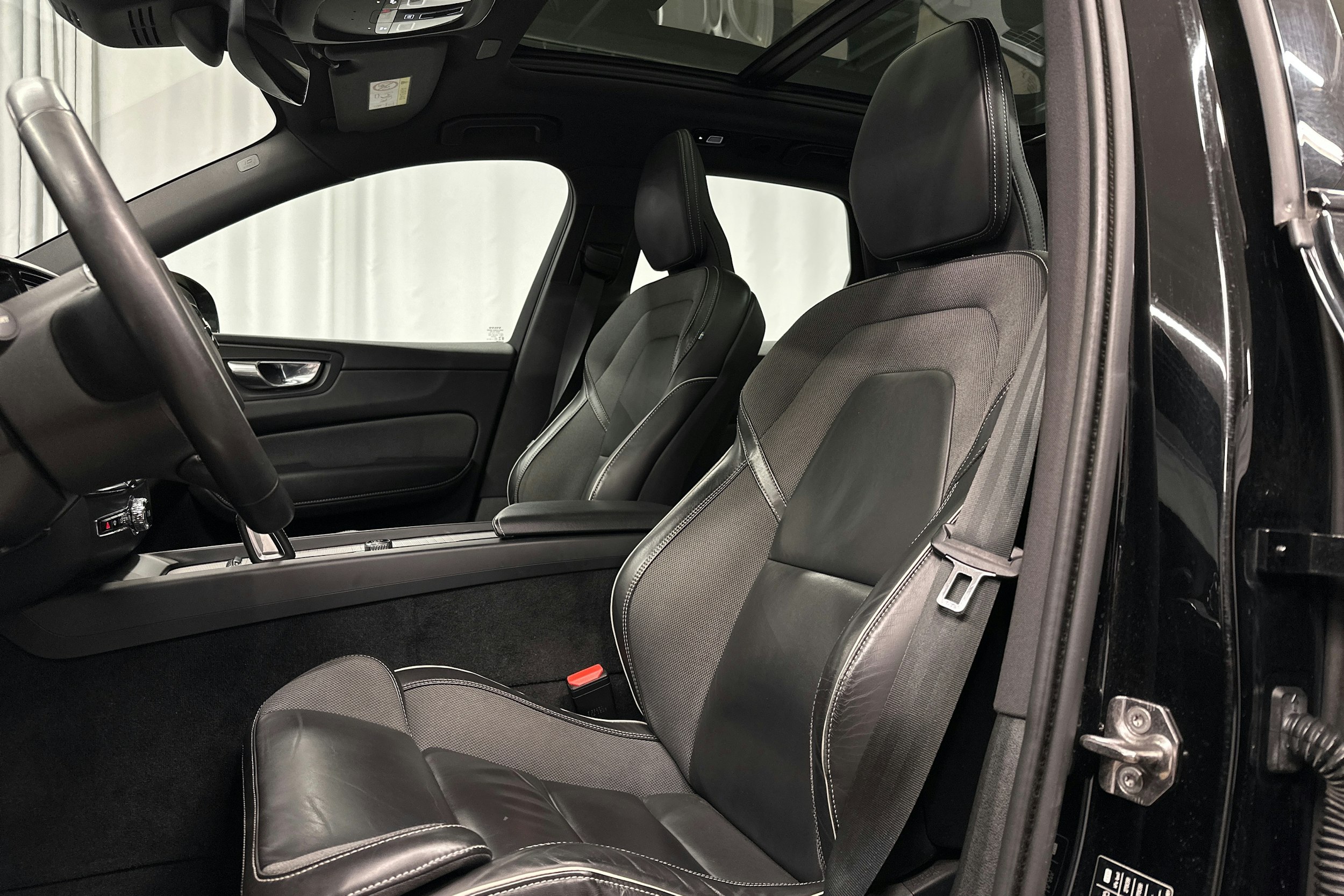 musta Volvo XC60 2022 kuva 16.