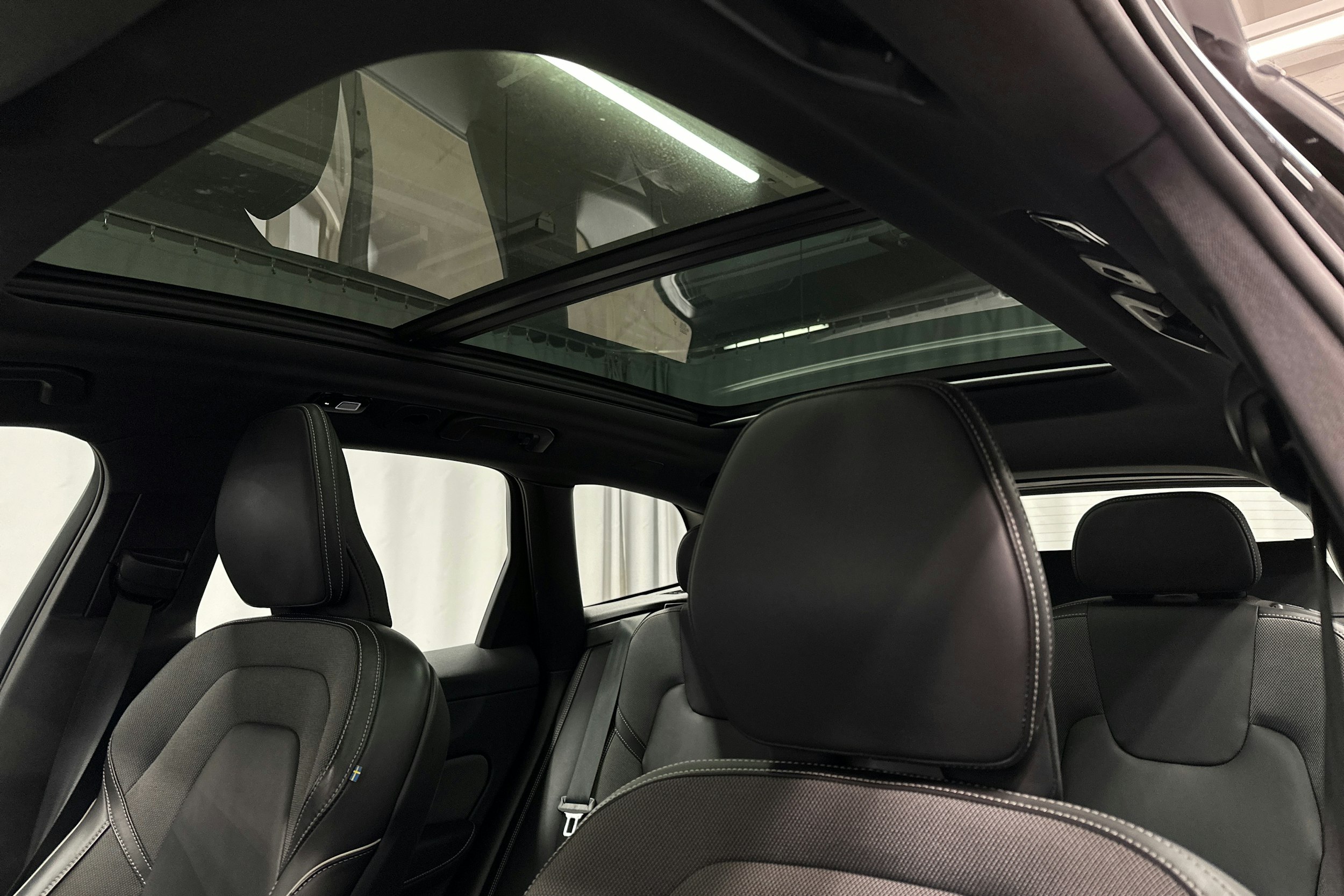 musta Volvo XC60 2022 kuva 17.