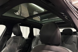 musta Volvo XC60 2022 kuva 17.